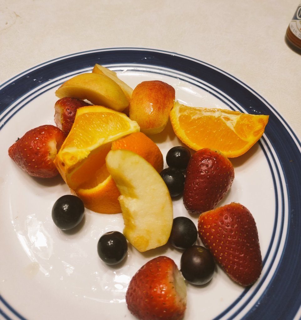 bryan_4ar's tweet photo. Iba a prepararme unas papas fritas y terminé comiendo frutas 😅 https://t.co/pbhrIoGGYn