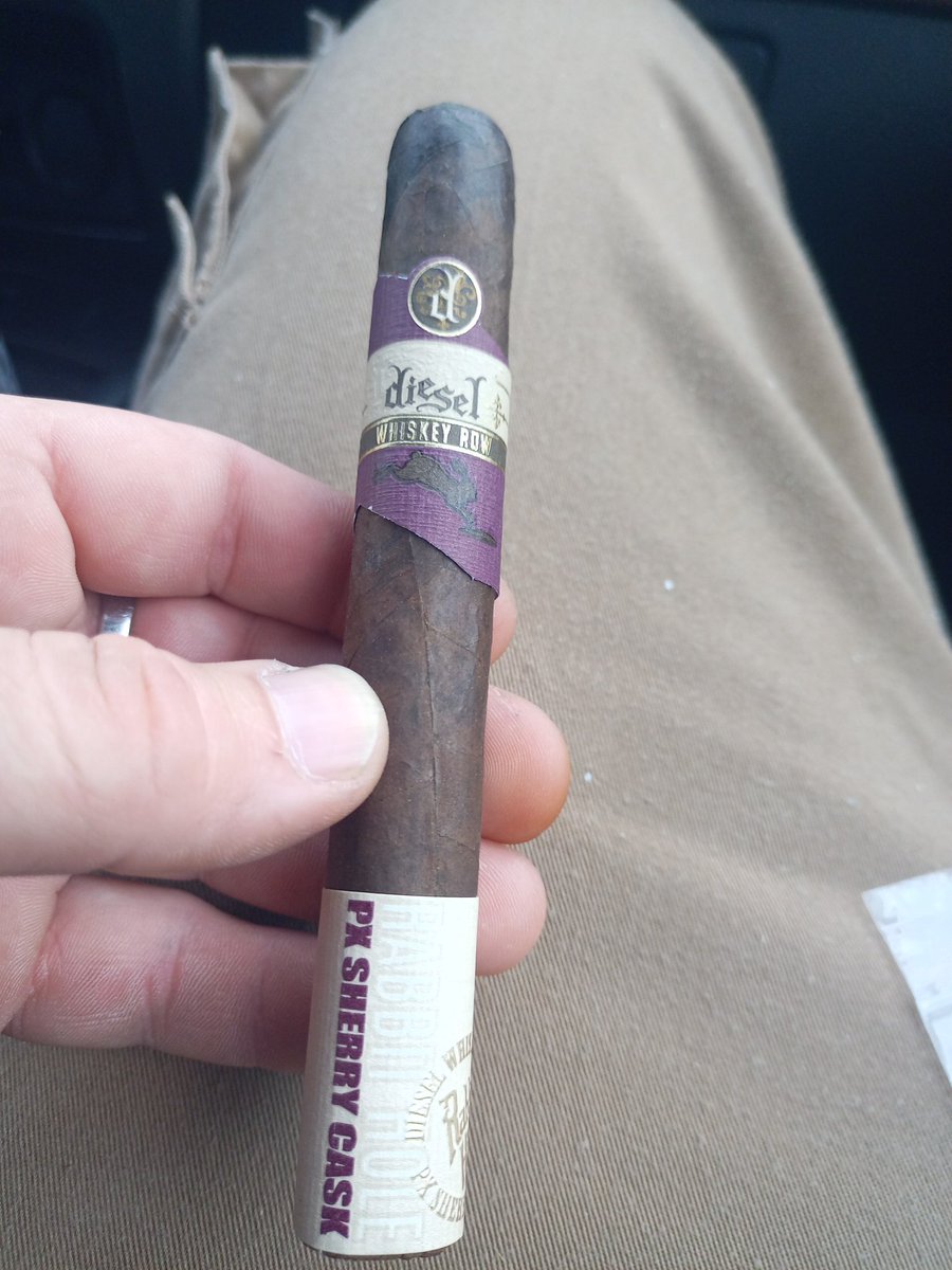 Eric_D____'s tweet image. Up next.. Diesel whiskey row. Aged tobacco in whiskey barrels. Produced by AJ Fernandez.