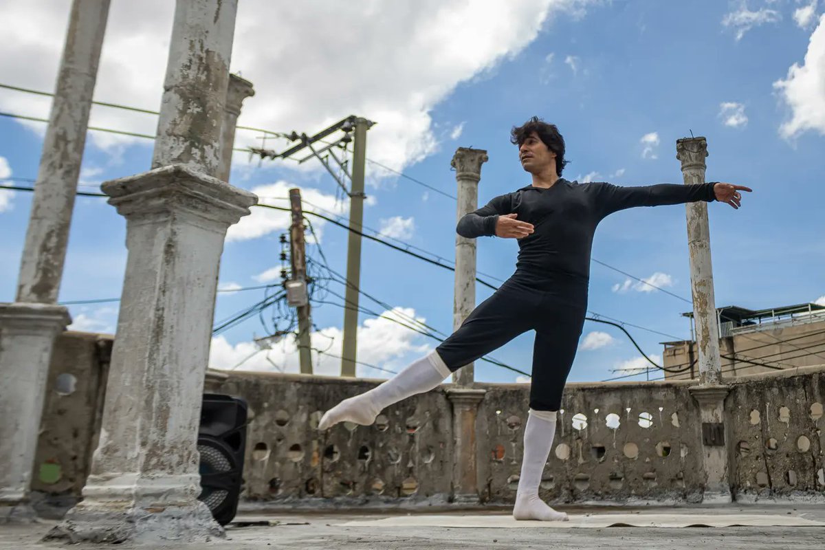 Día internacional del bailarín.

Un bailarín práctica una coreografía en la azotea de su casa en el oeste de Caracas. #Venezuela #Caracas #danza #dance #dancer #ballet #arte #dancers #baile #teatro #a #musica #art #dancing