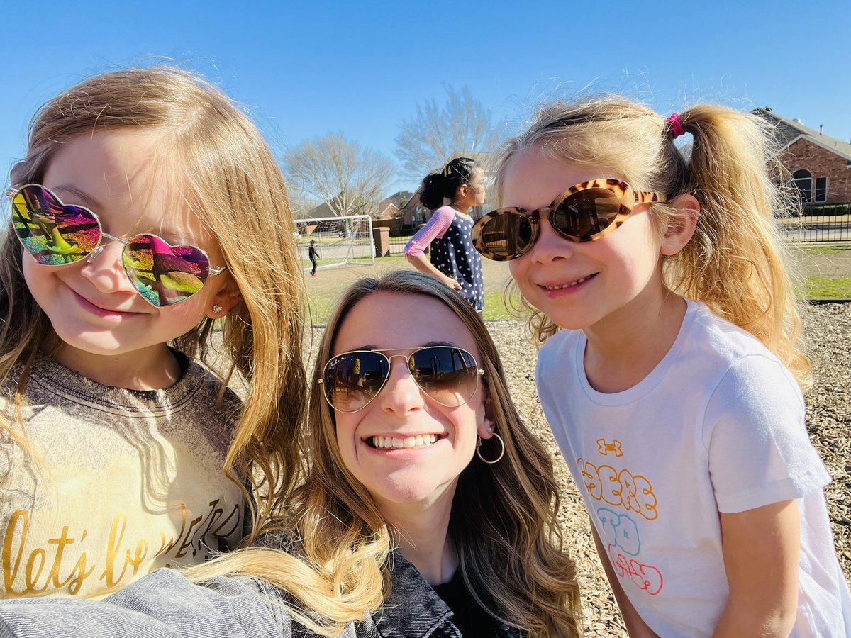 We are smiling big for warm weather during recess ☀️😎@DCEtrailblazers