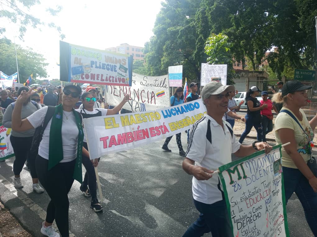 Glorys_P's tweet photo. @alberto74266969 @BlancoGustavo10 Los maestros estamos en la calle Maracay en colegios públicos NO HAY CLASES https://t.co/04txI6hTxG