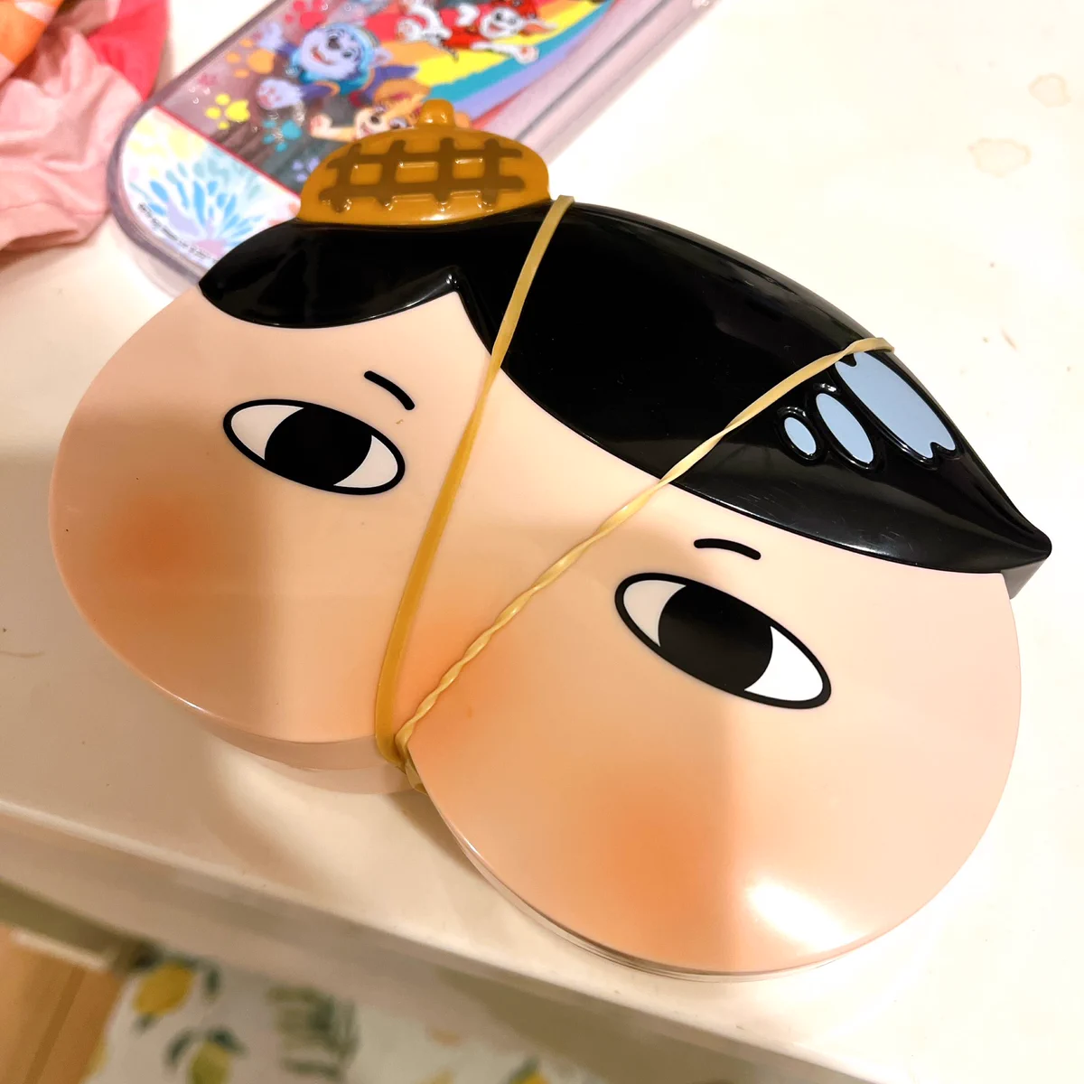 おしりたんていの顔のお弁当箱！輪ゴムで縛ったらこうなったw