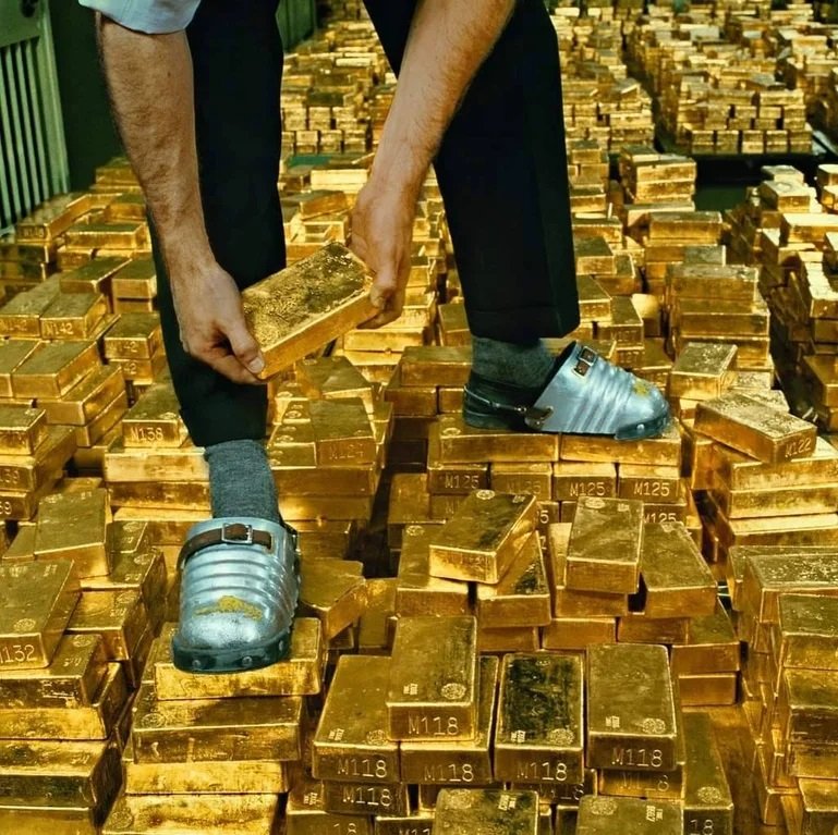 Read more about the article Here is a picture of gold inside the New York Federal Reserve in 1959. 

One mus