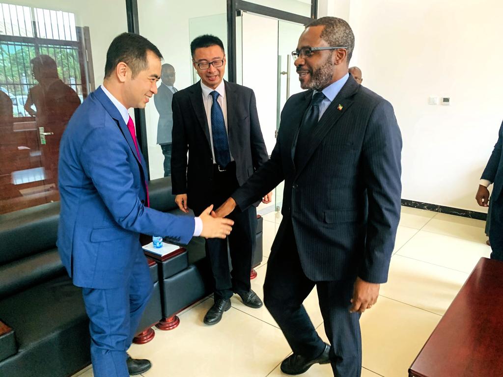 continúa la ronda de audiencias en el <a href="/mpyde23/">MPDE</a>. El Ministro <a href="/GabrielObiang/">Gabriel Mbaga Obiang Lima</a>
Se ha reunido con los diplomáticos: el Excmo. Sr. Haddad Abdel El Gohary, Embajador de #Egipto acreditado en Guinea Ecuatorial y el Consejero encargado de Negocios de la <a href="/EmbChinaGE/">Embajada de China Malabo</a>