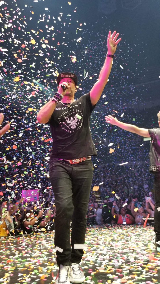 bebopbarr1's tweet photo. @NKOTB @ParisVisone Love that confetti!! https://t.co/g5T3SN6t0a
