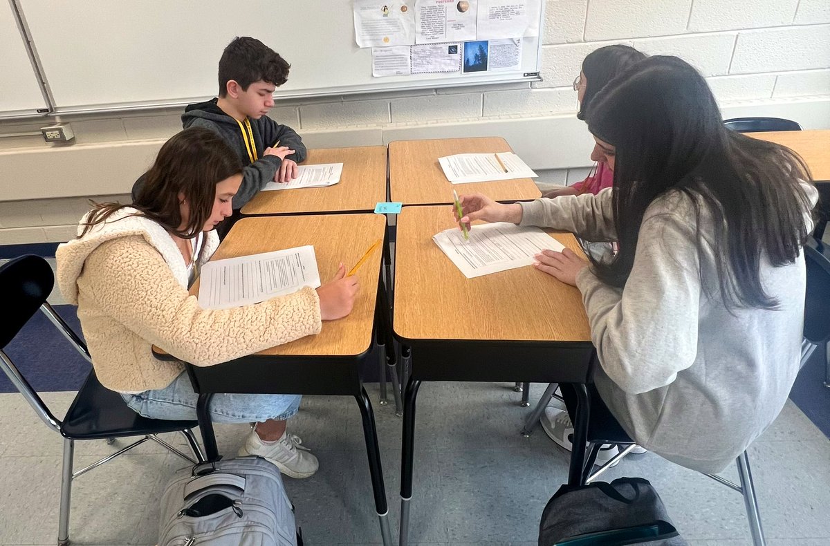 mslaboy27's tweet image. Students watched videos, interpreted graphs, critiqued art, and read articles, all in an effort to consider the question— graffiti: art or crime? 🎨🖌️#argumentwriting #multiplemodalities  @LauraBottan @Farrell__Tina @BernerChiefs @CommonLit