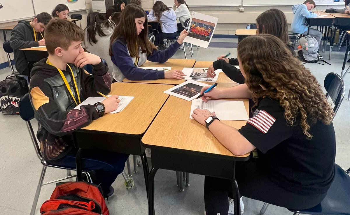mslaboy27's tweet image. Students watched videos, interpreted graphs, critiqued art, and read articles, all in an effort to consider the question— graffiti: art or crime? 🎨🖌️#argumentwriting #multiplemodalities  @LauraBottan @Farrell__Tina @BernerChiefs @CommonLit
