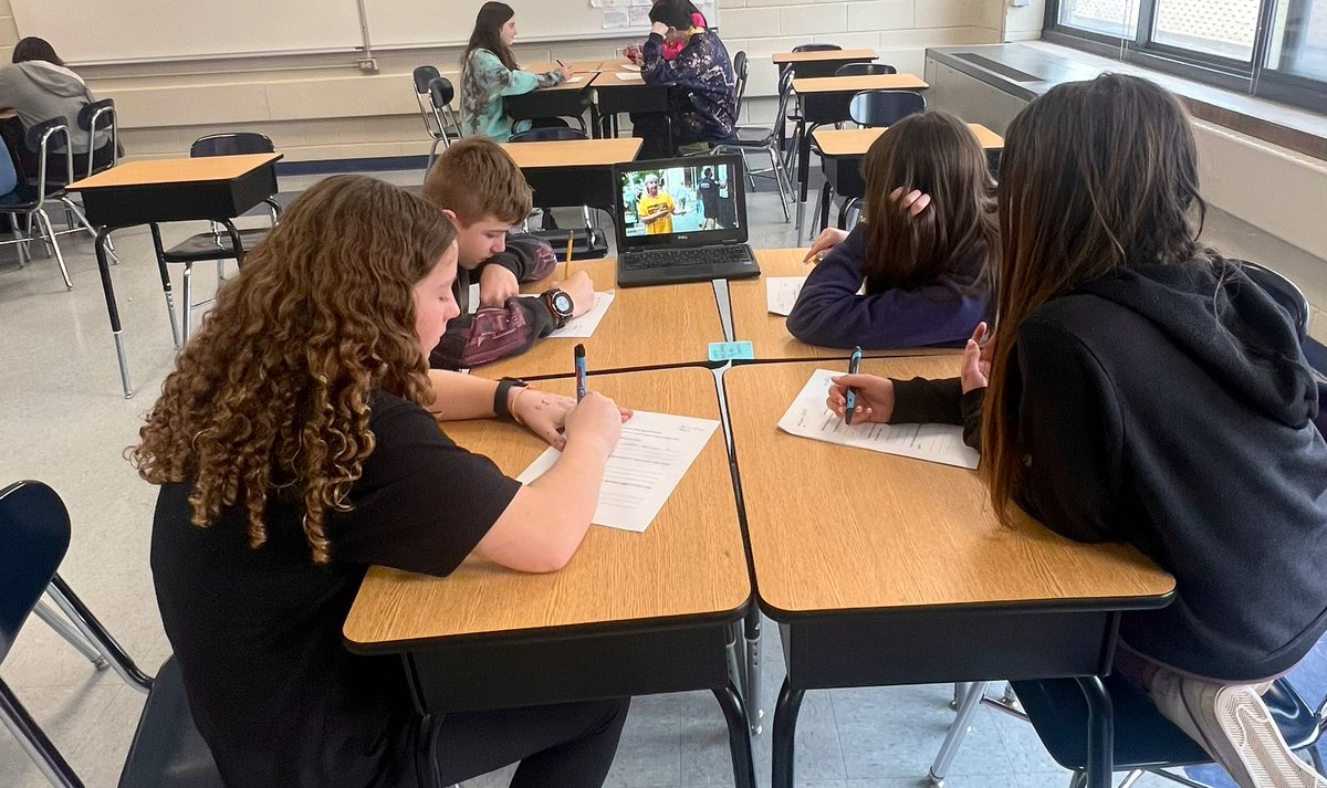 mslaboy27's tweet image. Students watched videos, interpreted graphs, critiqued art, and read articles, all in an effort to consider the question— graffiti: art or crime? 🎨🖌️#argumentwriting #multiplemodalities  @LauraBottan @Farrell__Tina @BernerChiefs @CommonLit