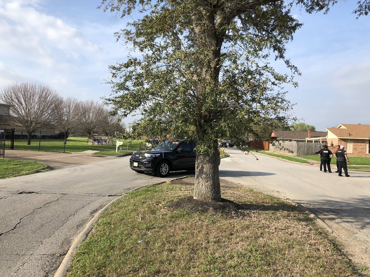 houstonpolice's tweet photo. Southwest officers are at a shooting scene 16100 Blue Ridge. Adult male deceased at the scene. 202 https://t.co/jAjwNzfcEw