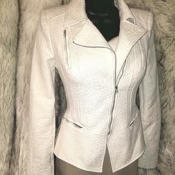 NYTOUK's tweet photo. So good I had to share! Check out all the items I'm loving on @Poshmarkapp from @Jeanette_Cline1 @DesignerDISCOU4 #poshmark #fashion #style #shopmycloset #villagersportalizclaiborneco #hm #bcbgmaxazria: https://t.co/GfqI2k3ZuA https://t.co/1EDqQIk6Ea