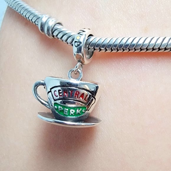 mrc248's tweet photo. So good I had to share! Check out all the items I'm loving on @Poshmarkapp #poshmark #fashion #style #shopmycloset #s925 #pandora: https://t.co/dRo20U9Oo2 https://t.co/BNyjI8Up14