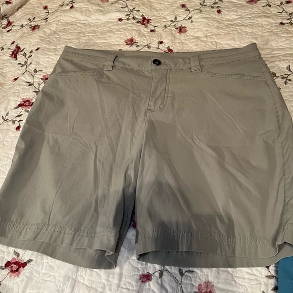 ann_puente's tweet photo. So good I had to share! Check out all the items I'm loving on @Poshmarkapp #poshmark #fashion #style #shopmycloset #codebleu #eddiebauer: https://t.co/b82genlKmC https://t.co/8dTHFN8MKJ