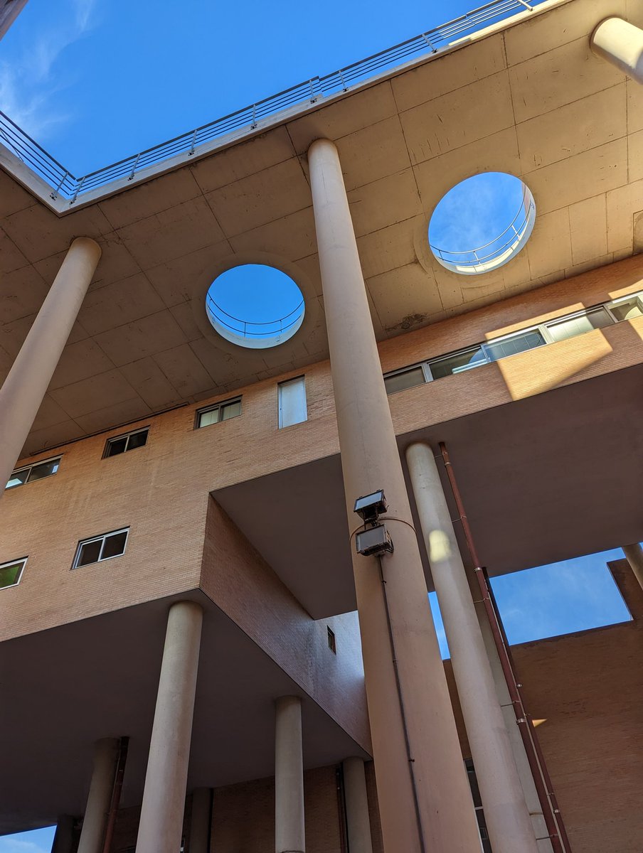 Seguro que alguna vez os habéis encontrado por Twitter la famosa puerta a 15m de altura, dicen que es el despacho del Vega (Un profe muy majo). Bien, pues no es el único Easter egg de nuestra querida facultad de telecomunicaciones de Málaga.

Dentro 🧵