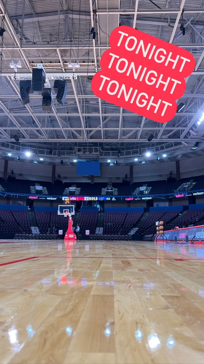 thetwward's tweet photo. Today is GAME DAY with the @MemphisHustle at the #LandersCenter! Rocking the mic is always a blast. 🎤🤘🏻 https://t.co/9YXvDU9IuV