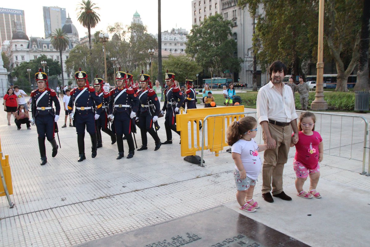 Granaderosarg's tweet photo. El Regimiento de @granaderosarg participó como todos los años del arrio del Pabellón Nacional en el dia Mundial de las Enfermedades Poco Frecuentes junto a invitados muy especiales en @CasaRosada 🇦🇷🎺
#DM2023
#DíaMundialEPOF
#RareDiseaseDay
#RDD2023
#FADEPOF #Granaderos https://t.co/WXYf4gfJ9Y