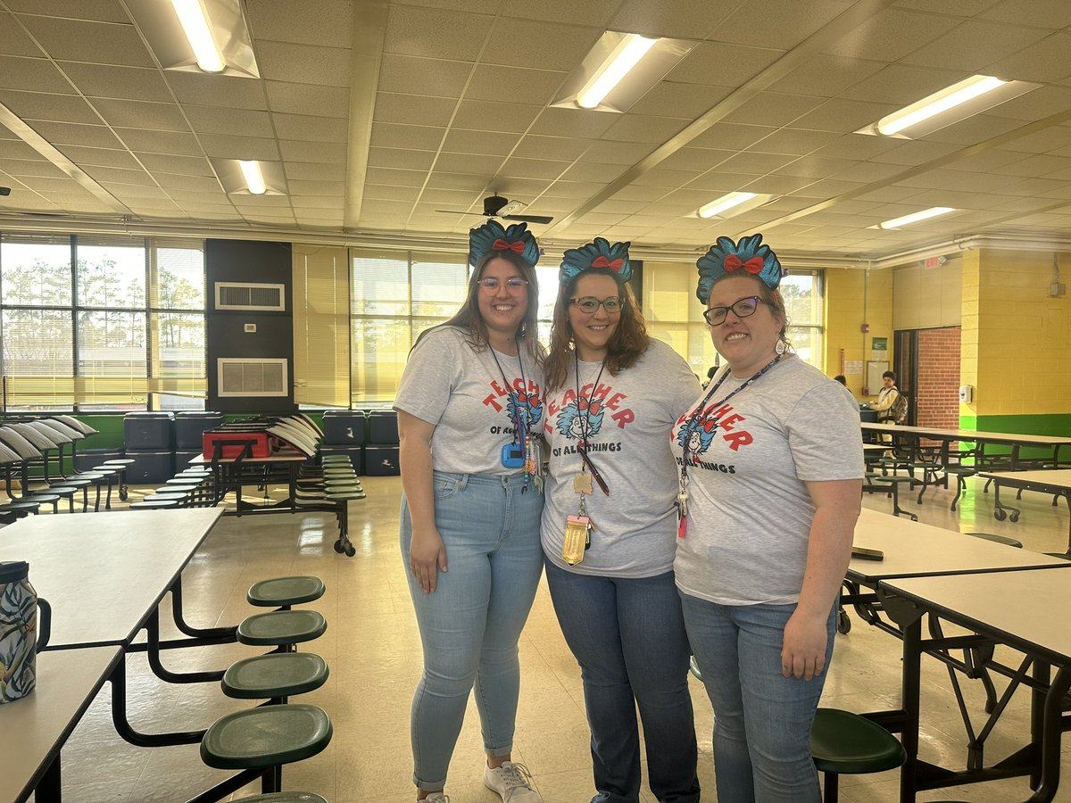 AlishaEarl89's tweet photo. Twin day! #ReadAcrossAmerica  @Scurlockbears https://t.co/a7fNHJuTb2