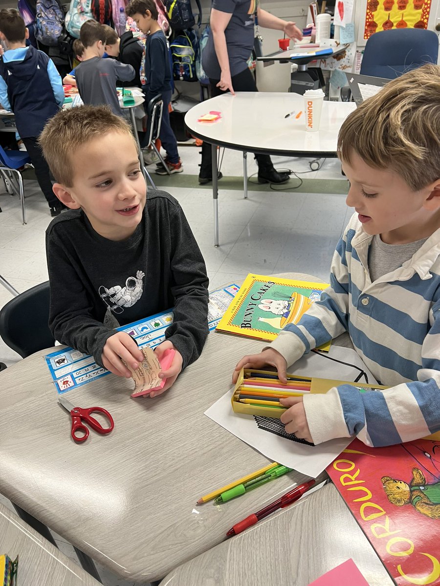 MrsPresser224's tweet photo. So much fun creating book covers and reading with our 2nd grade buddies! #fhleads https://t.co/Iy7pYNZzfc
