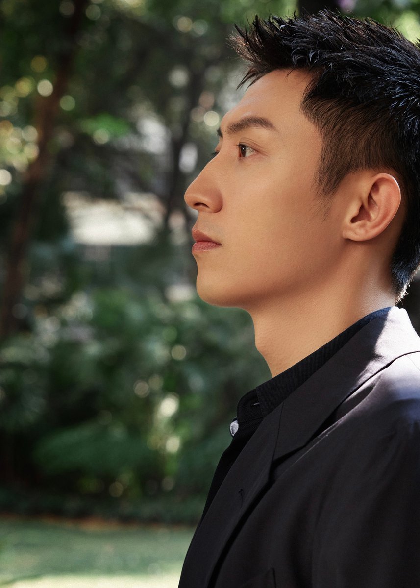 dramapotatoe's tweet photo. #HuangJingyu's studio shares new snaps for the film #TheExplosion press conference
More: https://t.co/NKS9lJWv79 https://t.co/US0XeNLeh4