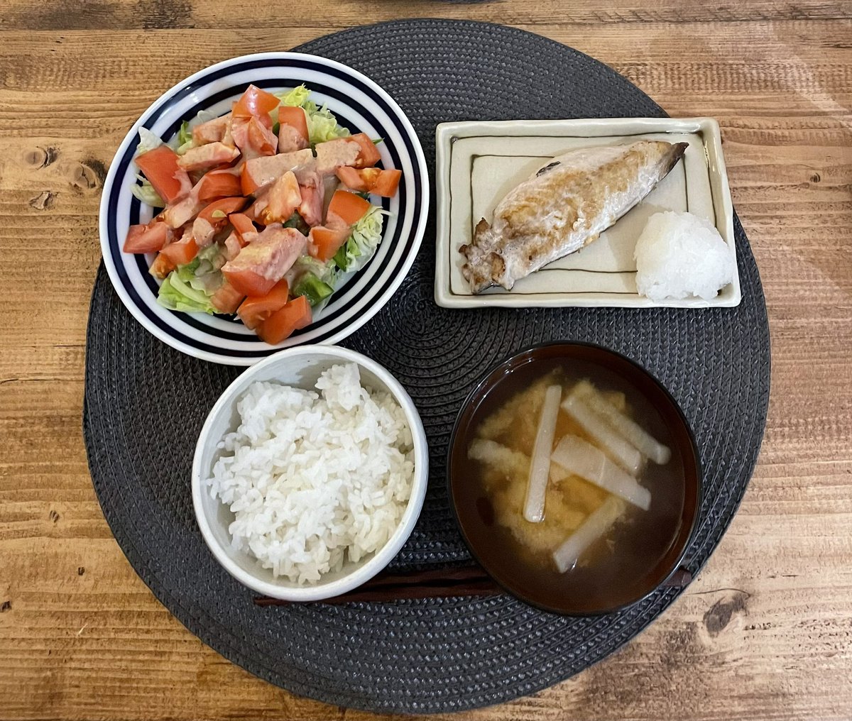azk_1101's tweet photo. 久しぶりに日本食食べたくて、サバ焼いて、せっかく大根までおろしたのにお醤油切らしてたの忘れてた… 悲しい。🥲 https://t.co/4T3f9psFrW