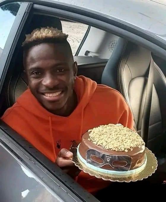 luisfernanfilho's tweet photo. Na Itália, uma confeitaria resolveu homenagear Victor Osimhen, o artilheiro do Campeonato Italiano.

O resultado foi esse bolo que causou discussões sobre um tom racista ou não. Osimhen, porém, parece ter gostado da homenagem 😬 https://t.co/GVw8FcHyGs