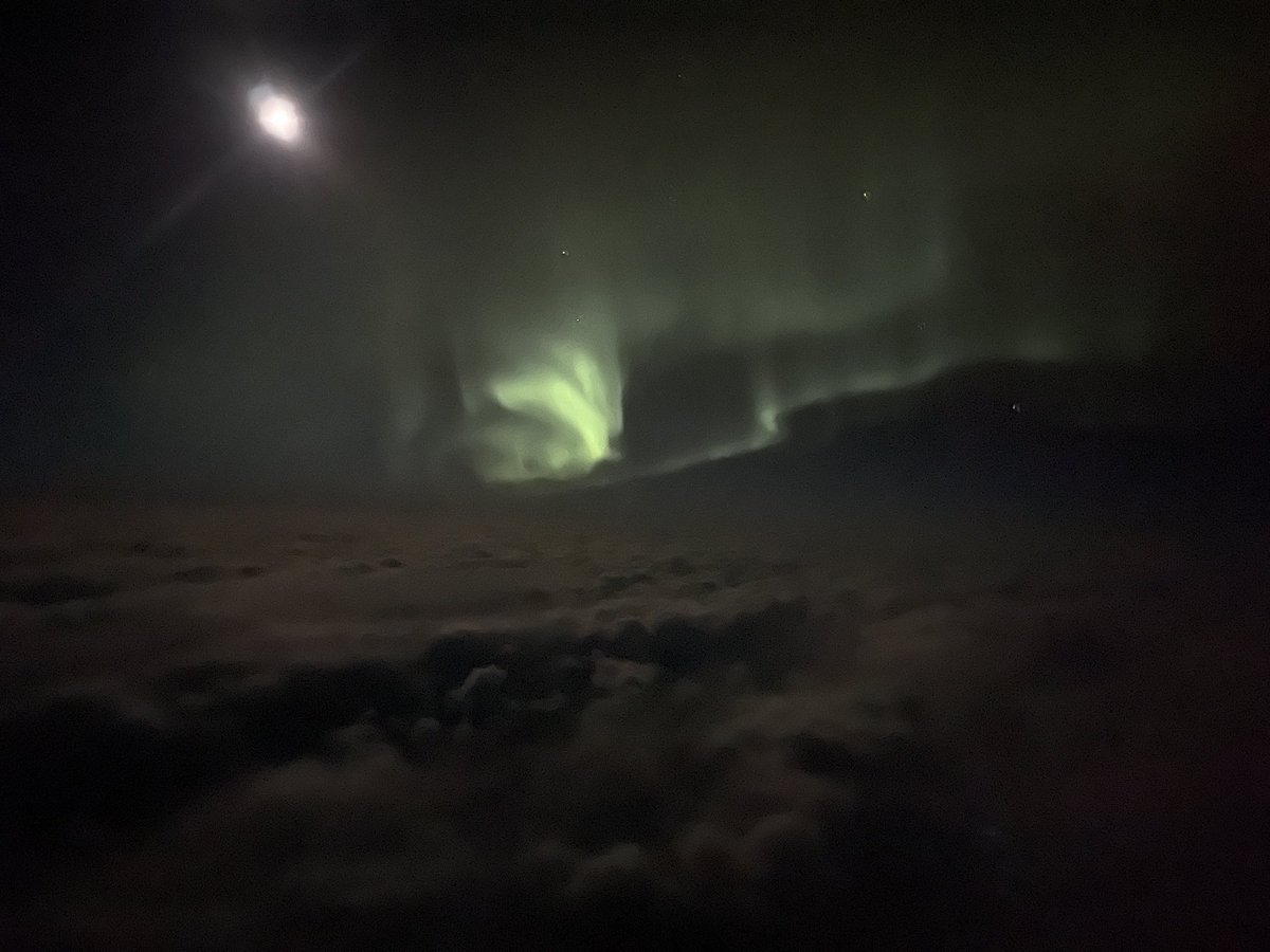 JavierG_Oneway's tweet photo. Northern lights meeting us mid Atlantic. https://t.co/u78O1xrD6b