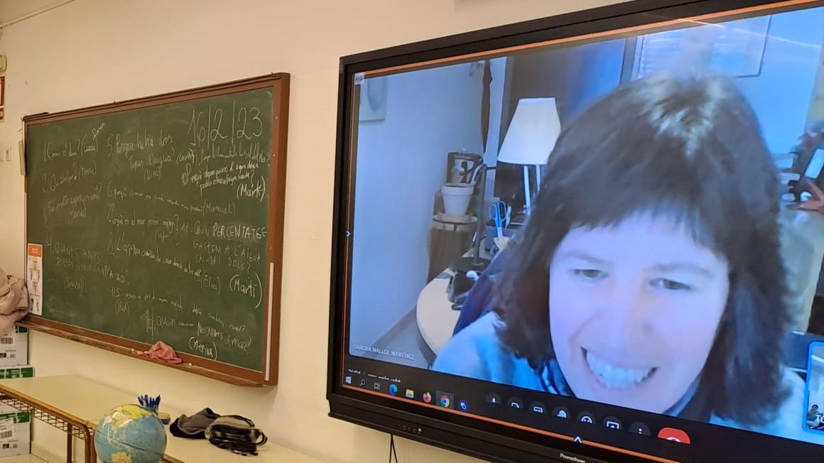 escolaelshorts's tweet photo. Qui millor per aconsellar-nos en el procés de recerca que la #SandraMallol , científica del #CentreOceanograficdeBalears ?
Videoconferència amb ella la setmana passada. Un luxe!. Gràcies pel suport.
#10eCongresdeciencia
#metodecientific
#experimentem
#consorciedubcn https://t.co/iwWUOqWtjO