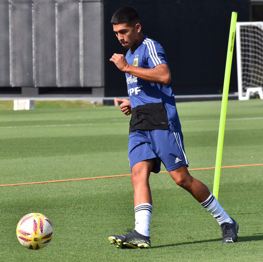 Cambacdc's tweet photo. ⚽️ 𝗧𝗵𝗶𝗮𝗴𝗼 𝗮 𝗹𝗮 𝘀𝗲𝗹𝗲𝗰𝗰𝗶𝗼𝗻 𝗡𝗮𝗰𝗶𝗼𝗻𝗮𝗹 𝗱𝗲𝗹 𝗔𝘀𝗰𝗲𝗻𝘀𝗼 🇦🇷

🙌El DT Claudio Gugnali citó a Thiago Lauro para integrar la Selección Nacional Sub 20 del ascenso.

👏 ¡𝑭𝒆𝒍𝒊𝒄𝒊𝒕𝒂𝒄𝒊𝒐𝒏𝒆𝒔 𝒆𝒍 𝒐𝒓𝒈𝒖𝒍𝒍𝒐 𝒆𝒔 𝒊𝒏𝒎𝒆𝒏𝒔𝒐!👏 https://t.co/sNxONswiRb