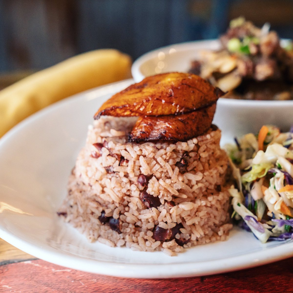 11Hauz's tweet photo. 🔅Oxtail dinna + rice &amp; peas + sautéed veggies + SWEEET plantain = Authenticity💯
#oxtail #dinner #foodphotography #Foodie #foodlover #TastyTuesday #food #HealthyEating #goodfood #11hauz https://t.co/iEGLP96YeY
