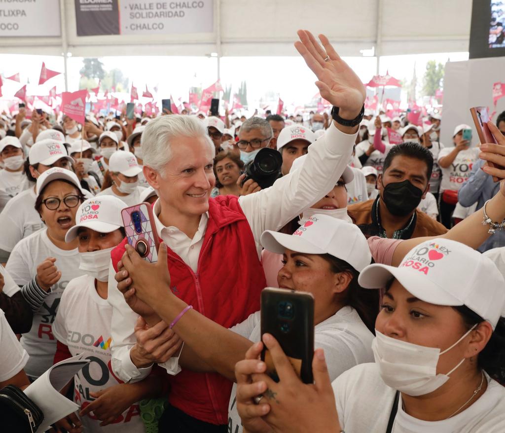 El #SalarioRosaContinua y cada vez son más Amas de Casa beneficiadas! <a href="/alfredodelmazo/">Alfredo Del Mazo</a> entrega miles de tarjetas a beneficiarias del #Edomex en el municipio de Chalco. 🫶🏽👸🏽💝