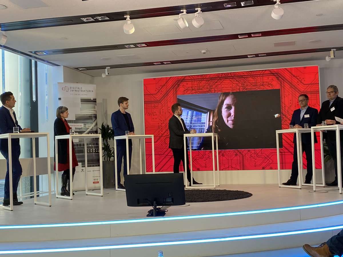 NorbertLemken's tweet photo. Die Podiumsdiskussion zum #Energieeffizienzgesetz war sehr lebhaft. Für den #Digitalstandort Deutschland ist der weitere Ausbau von #Rechenzentren notwendig. Der Zwang zur #Abwärmenutzung #EnEfg ist flächendeckend nicht umsetzbar; für gemeinsame Lösungen ist die Branche offen. https://t.co/Y5JnqfRoWS