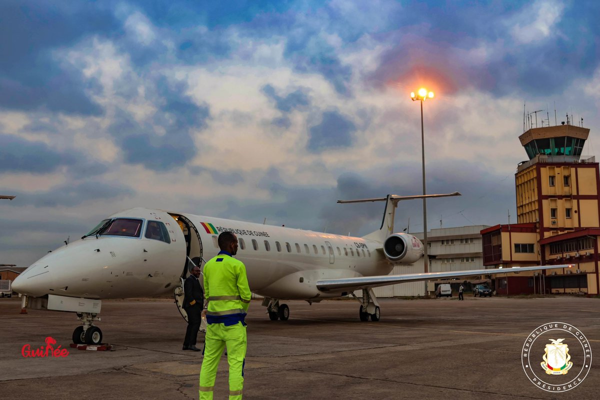 presidencegn's tweet photo. C’est dans un des avions de la nouvelle flotte nationale, maintenant bien connu des Guinéens et floqué aux couleurs de la République, que le ministre des Affaires étrangères, de l’Intégration africaine et des Guinéens établis à l’Étranger a pris leur envol pour la Tunisie. https://t.co/1QFwMiauQw