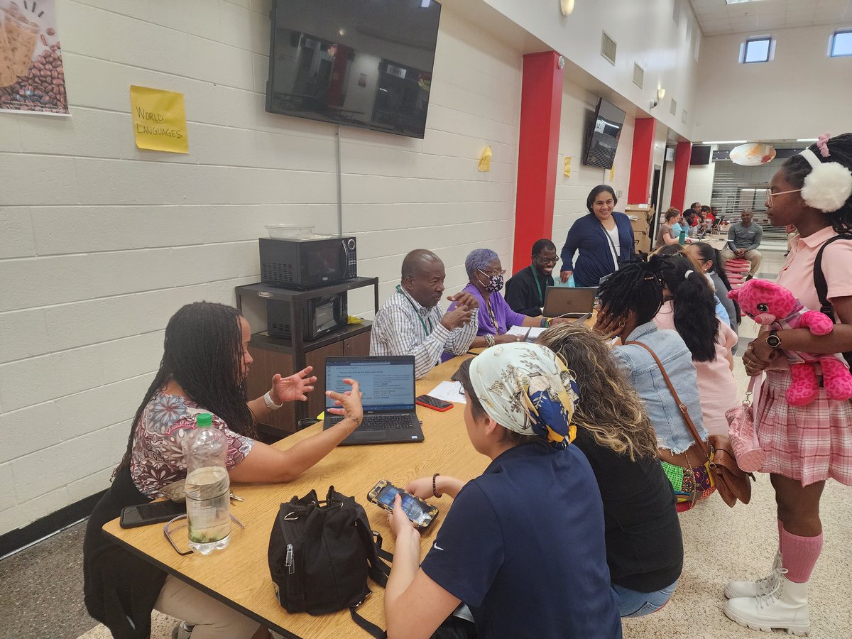 LSimmons1920's tweet photo. WE recognize the critical importance of parents and teachers in the life of a child. What a wonderful, productive parent-teacher conference night at Tri-Cities High School. @LettMeLeadTC @DrTamaraCandis @TricitiesAp @carmena_woods @educatorLocke @EvansShondra https://t.co/fmOkycR3IP