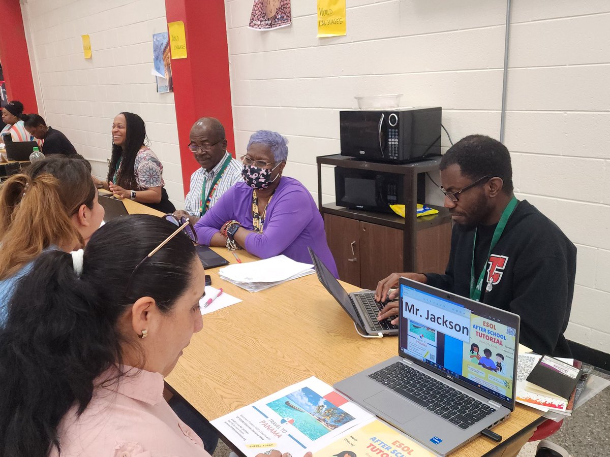 LSimmons1920's tweet photo. WE recognize the critical importance of parents and teachers in the life of a child. What a wonderful, productive parent-teacher conference night at Tri-Cities High School. @LettMeLeadTC @DrTamaraCandis @TricitiesAp @carmena_woods @educatorLocke @EvansShondra https://t.co/fmOkycR3IP