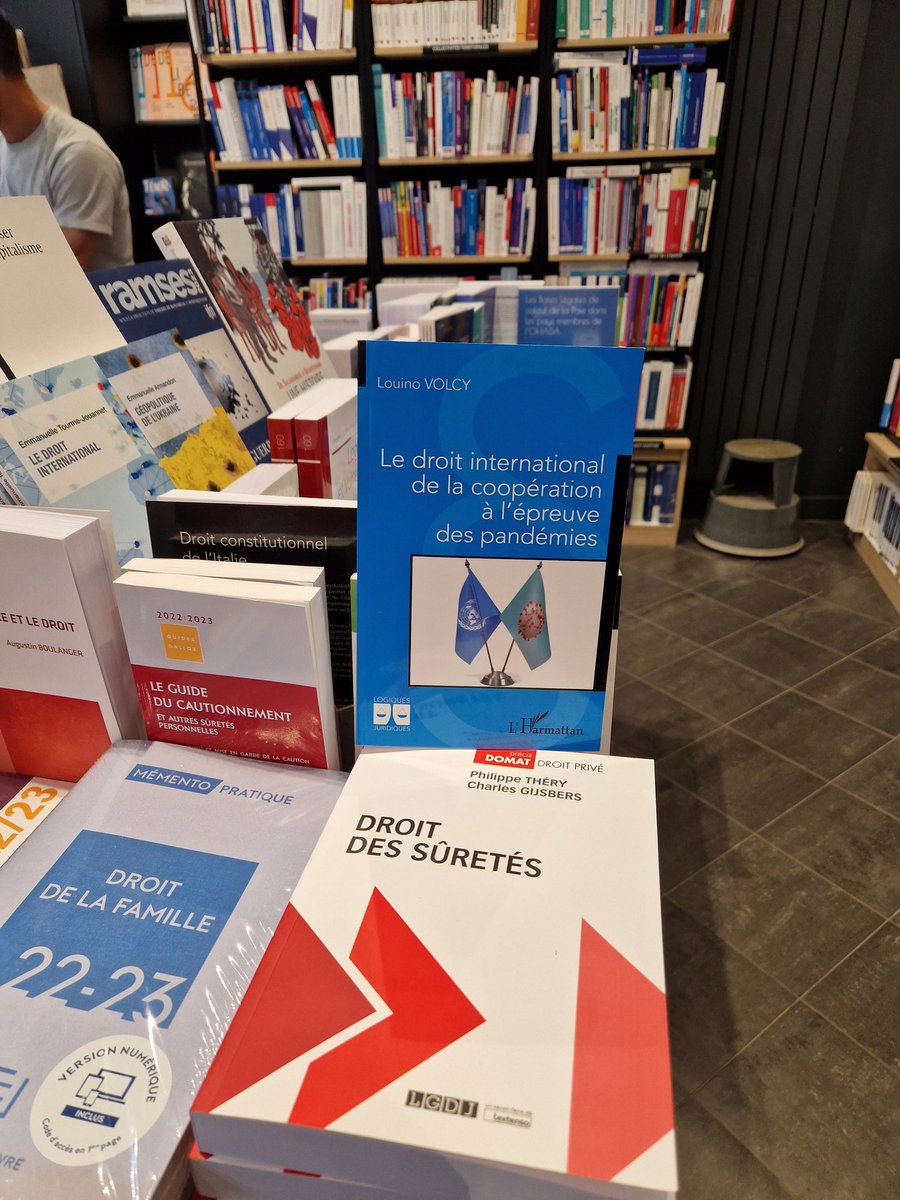 VolcyLouino's tweet photo. Très heureux de constater que mon nouveau Livre, LE DROIT INTERNATIONAL DE LA COOPÉRATION À L'ÉPREUVE DES PANDÉMIES, est disponible à la Librairie générale de droit et de jurisprudence (LGDJ), Paris, France.
#LGDI
#DroitInternational
#Pandémies
#CoopérationInternationale https://t.co/2jyWtXDT4n