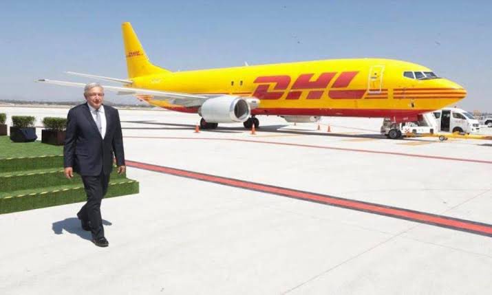 alphotomex's tweet photo. Que tan jodido está éste gobierno , que le dan la bienvenida a un avión de carga el presidente de un país !
Nunca , nunca había visto en toda mi carrera como fotógrafo de prensa un acto tan desesperado de un gobierno . https://t.co/SW1Wa5YVH3
