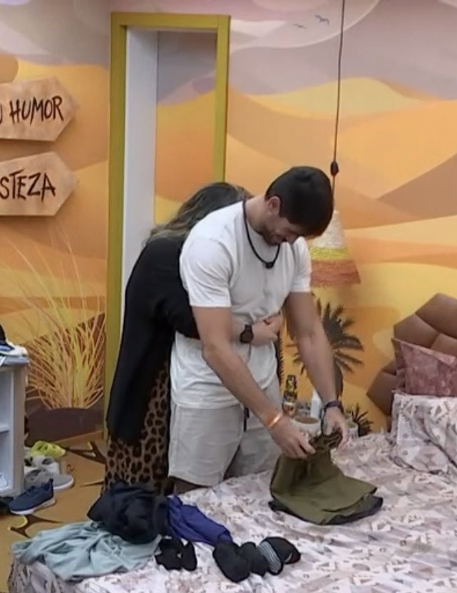 jeehcomenta_'s tweet photo. Ele arrumando as roupas e a Amanda hahahahaha ela está mais nervosa do que ele. Já andou 5 km no quarto. #ForaNicassio VOTEM ATÉ ENCERRAR. https://t.co/LkxgvtjKrh