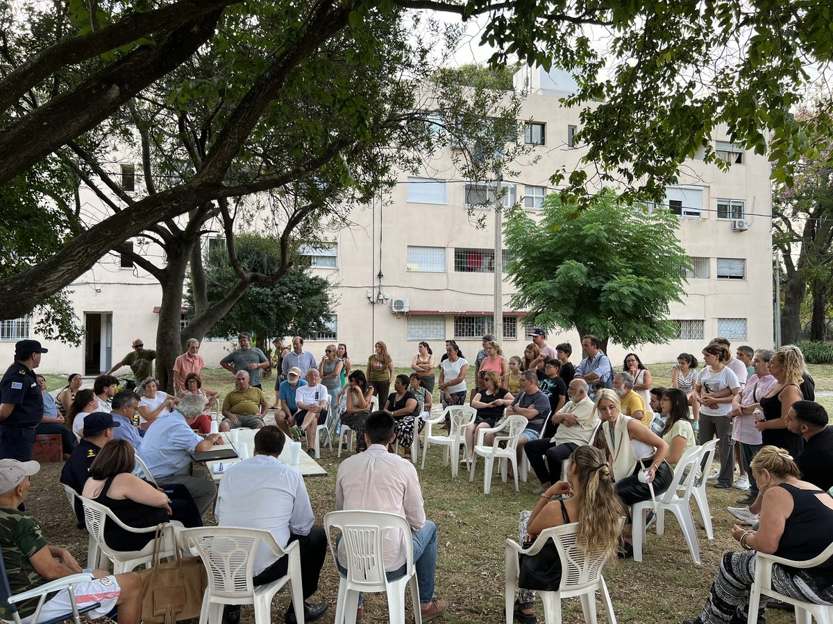 Con el Ministro del Interior <a href="/Luisaheber/">Luis Alberto Heber</a> y el Director de Convivencia <a href="/santiagon1974/">Santiago Gonzalez</a> escuchamos y dialogamos con los vecinos de Buceo. 
Un gobierno de cercanía. #SomosCH.