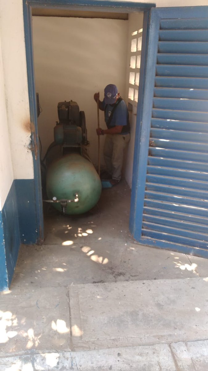 IVSSCENTRONORTE's tweet photo. Gracias al apoyo de Emprendedores y lideres comunitarios recibimos el aporte de 3 litros de aceite 2 tiempos para realizar mantenimiento preventivo a compresor de aire del servicio de odontologia. #JuntosPorCadaLatido  @NicolasMaduro @MagaGutierrezV @Somosivss https://t.co/jmIn4viep7