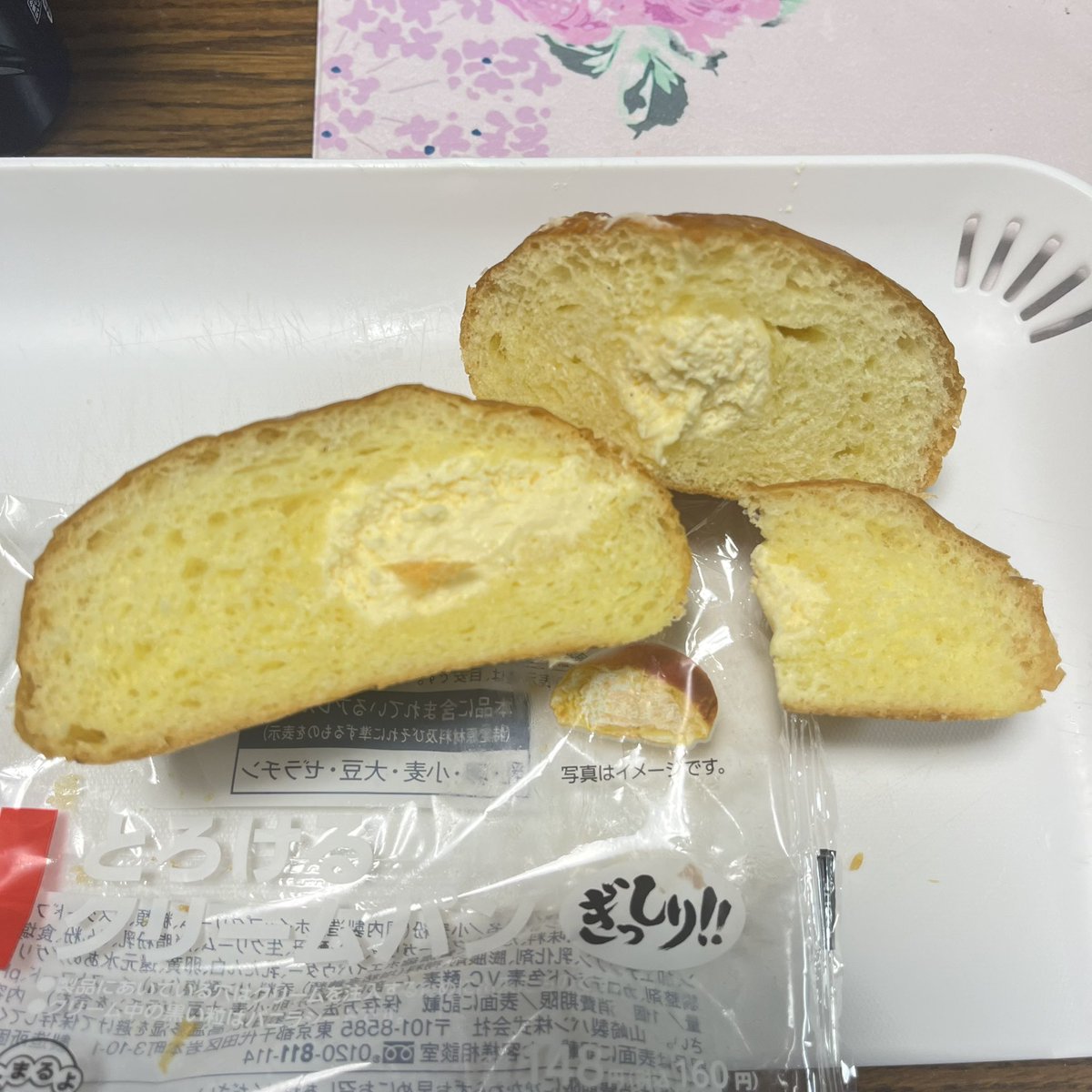 Canahbp's tweet photo. これは…こんなもんなのかなぁ？
たまたまなのかなぁ。
ぎっしり！！に期待したけれど。。。
ちょこっと！！やん🤭
#クリームパン
#とろけるクリームパン
#山崎製パン
#山崎製パン株式会社 https://t.co/Ip6Ub7WlDk