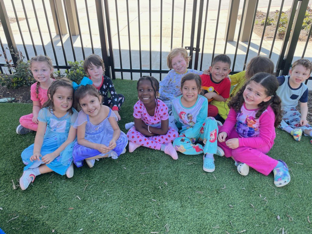 RoarkEarly's tweet photo. It’s Read Across America Week and @RoarkEarly started it off by masking our love for books and cozying up to a good book! Students were very attentive when their favorite guest reader arrived to read to them today! #WhereBrightFuturesBegin #ReadAcrossAmerica2023 https://t.co/yRYK4SqZLk