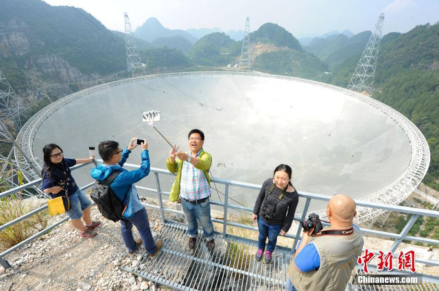 O maior radiogirombão do mundo 📡

O maior telescópio do mundo é o FAST, localizado na China e tem um diâmetro de 500m (área de 4,2 campos do Maracanã 😱).

Ele foi inaugurado no início de 2020 e é dedicado a estudar a luz rádio dos objetos astronômicos.

#AstroMiniBR