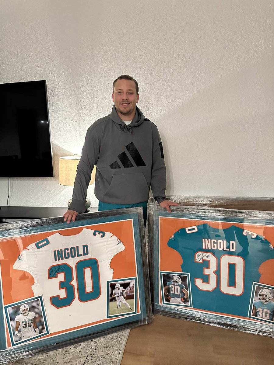 AI_XLV's tweet image. ✅ Game-worn
✅ Signed
✅ Framed
❓ Giveaway??

Let me know what y’all think… gotta get these out one way or another