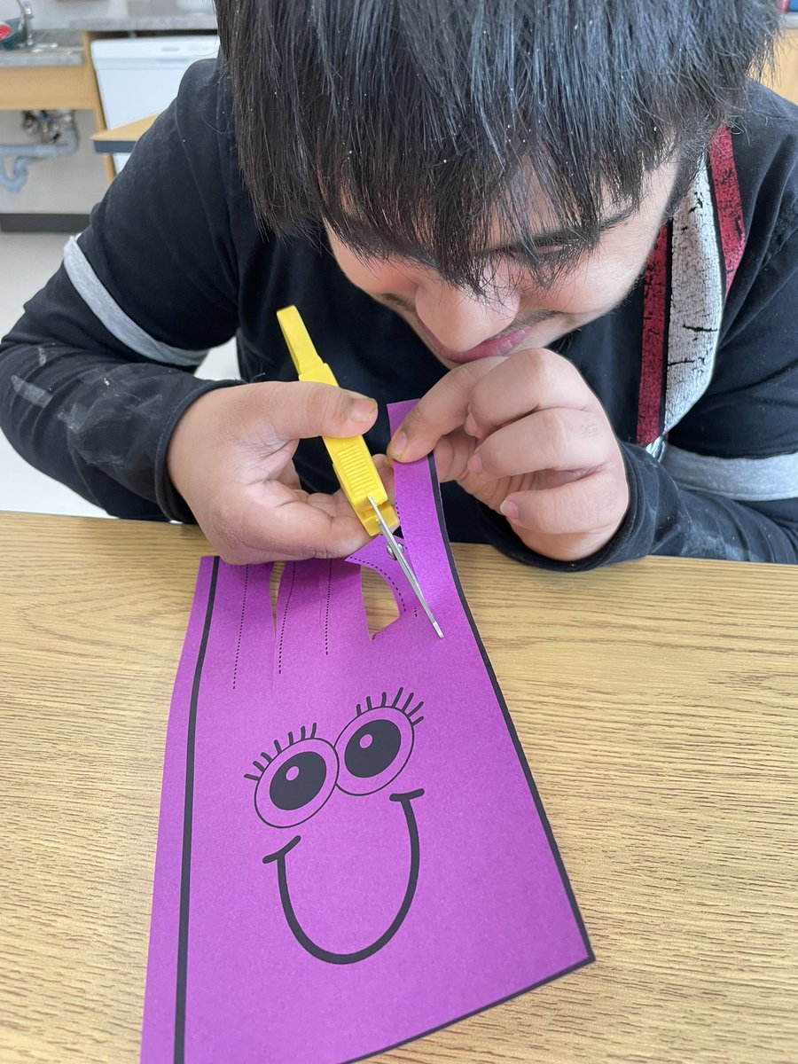 Future hair dresser? 💇🏻‍♀️😝 #FineMotorSkills #SpecialEducation #OakCreekAces @oakwrdsb @wrdsb #WRDSB