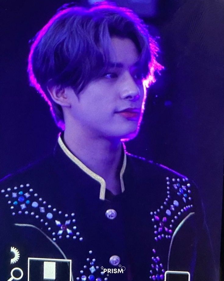 onlyonejaeyun's tweet photo. jake in purple lights looking majestic 💜 https://t.co/fHu7vIx75V