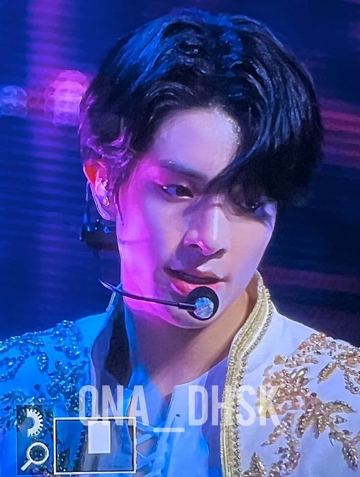onlyonejaeyun's tweet photo. jake in purple lights looking majestic 💜 https://t.co/fHu7vIx75V