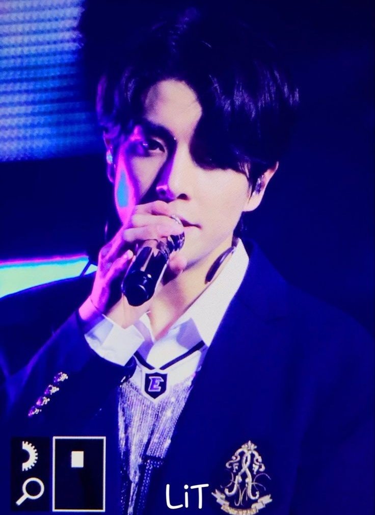 onlyonejaeyun's tweet photo. jake in purple lights looking majestic 💜 https://t.co/fHu7vIx75V