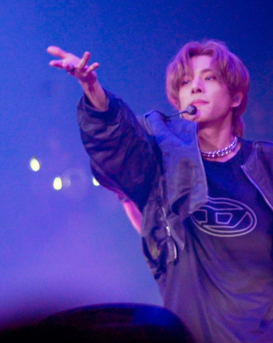 onlyonejaeyun's tweet photo. jake in purple lights looking majestic 💜 https://t.co/fHu7vIx75V