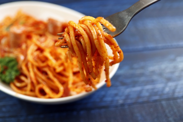 JCLI_official's tweet photo. Spaghetti Napolitan (Neapolitan): Tomato ketchup-based sauce with onions, green peppers, bacon (or sausage). Japanese origin or maybe only in Japan. But why named so? Ranked the 24th of Worst Rated DISHES in the World. Been a lover of folks in Japan, though... #JapaneseFood https://t.co/GbYnDeofhN