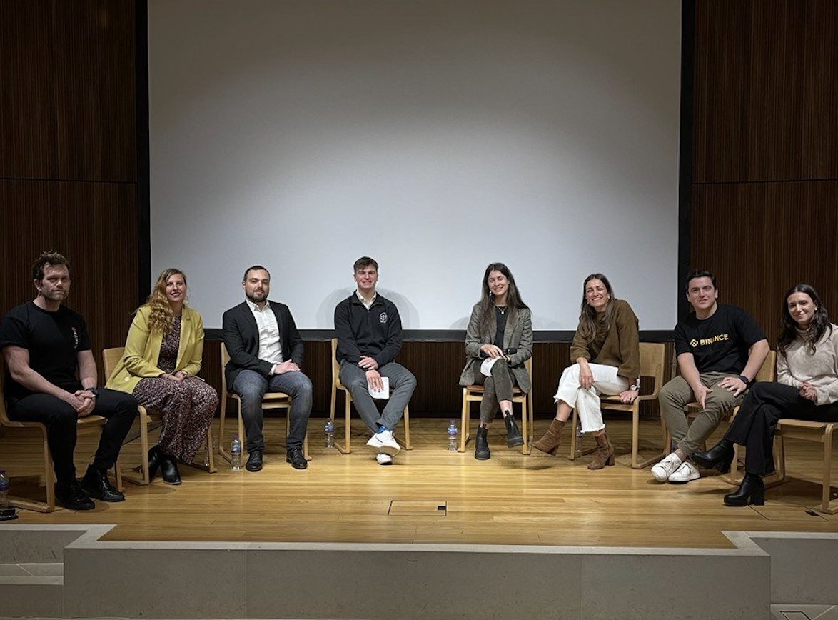 BinanceVIP's tweet photo. Yesterday, our Europe lead @diegoclercd  joined other industry leaders in the space to host a masterclass at Oxford University. 

🗣️They dove deep into learning about exchanges and their utility.  
#Binance #binancevip #BinanceInstitutional https://t.co/ek5DR7czXW