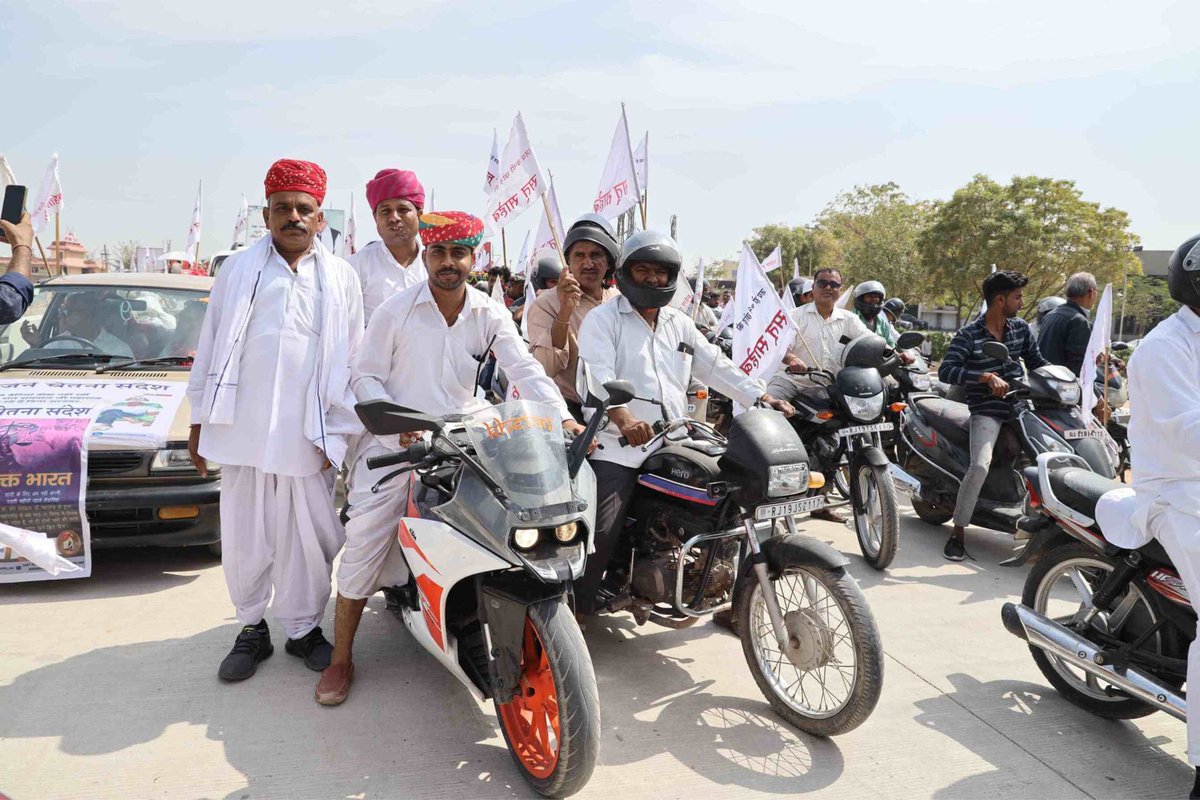 #सतगुरु_शोभा_यात्रा

સંત ગરીબદાસજીને કબીર પરમેશ્વર ફાલ્ગુન મહિનાની સુદ બારસના દિવસે જિંદા મહાત્માના રૂપમાં મળ્યા અને એમને નામ દીક્ષા આપી. કબીર પરમેશ્વર એમને સતલોક લઈ ગયા જ્યાં કોઈ ચિંતા, જન્મ - મૃત્યુ અને કષ્ટ નથી.